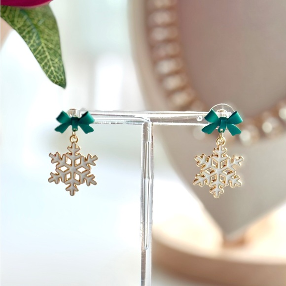 🌟BUY 1 GET 1 FREE🌟 BRAND NEW Charming Snowflake & Green Bow Dangle Earrings - Picture 3 of 4